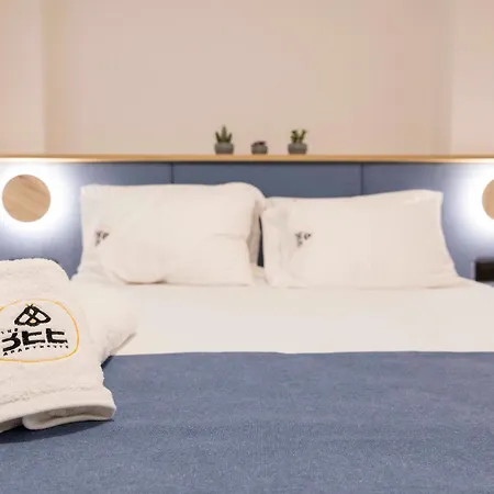 The Bee نِكيانا