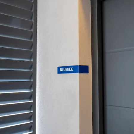 The Bee * نِكيانا