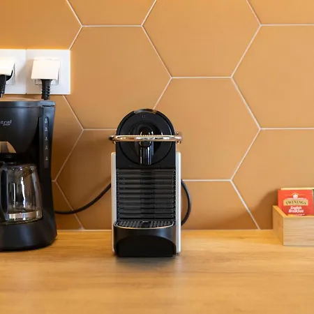 The Bee * نِكيانا