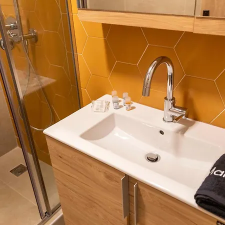 The Bee نِكيانا